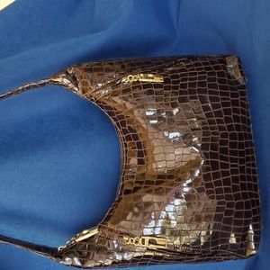 Pinky bag large hobo style genuine leather with 2 front pockets. A back zipper.